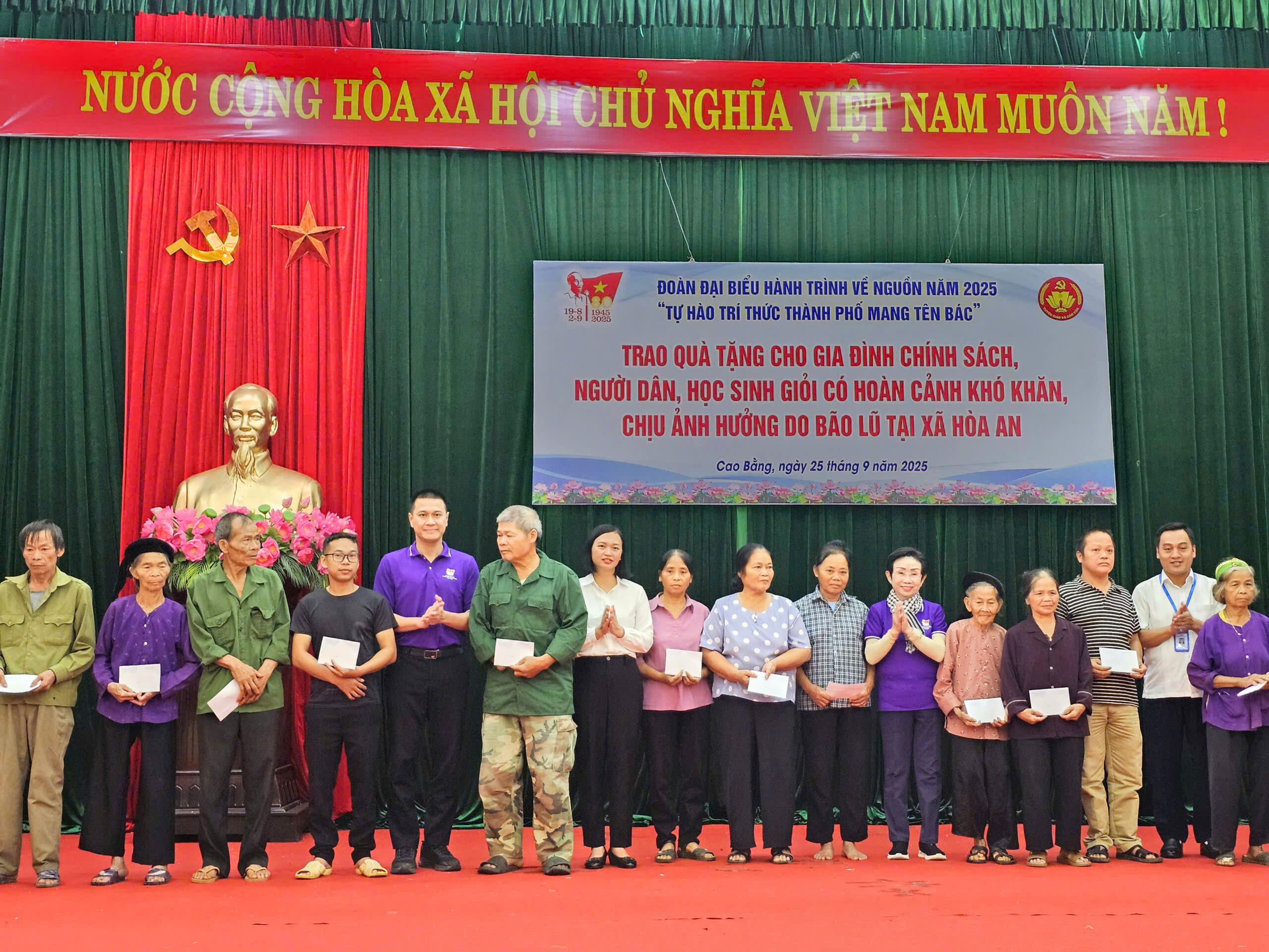 Những điểm đến khó quên trong chuyến hành trình về nguồn của đoàn đại biểu trí thức TP HCM - Ảnh 4.