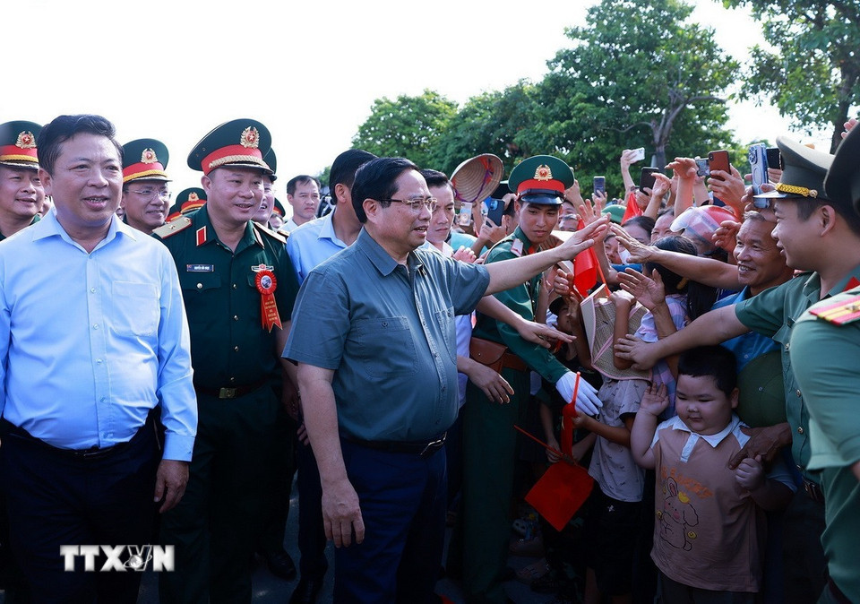 Thủ tướng: Cầu Phong Ch&acirc;u mới h&agrave;n gắn vết thương, nhen l&ecirc;n niềm tin- Ảnh 3.