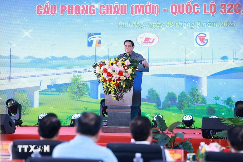 Thủ tướng: Cầu Phong Ch&acirc;u mới h&agrave;n gắn vết thương, nhen l&ecirc;n niềm tin- Ảnh 2.