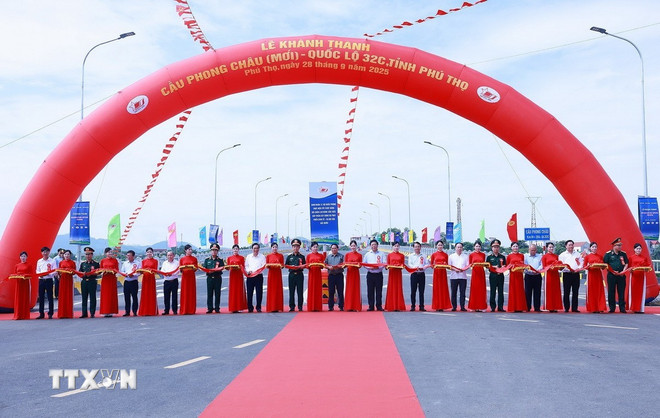Thủ tướng: Cầu Phong Ch&acirc;u mới h&agrave;n gắn vết thương, nhen l&ecirc;n niềm tin- Ảnh 1.