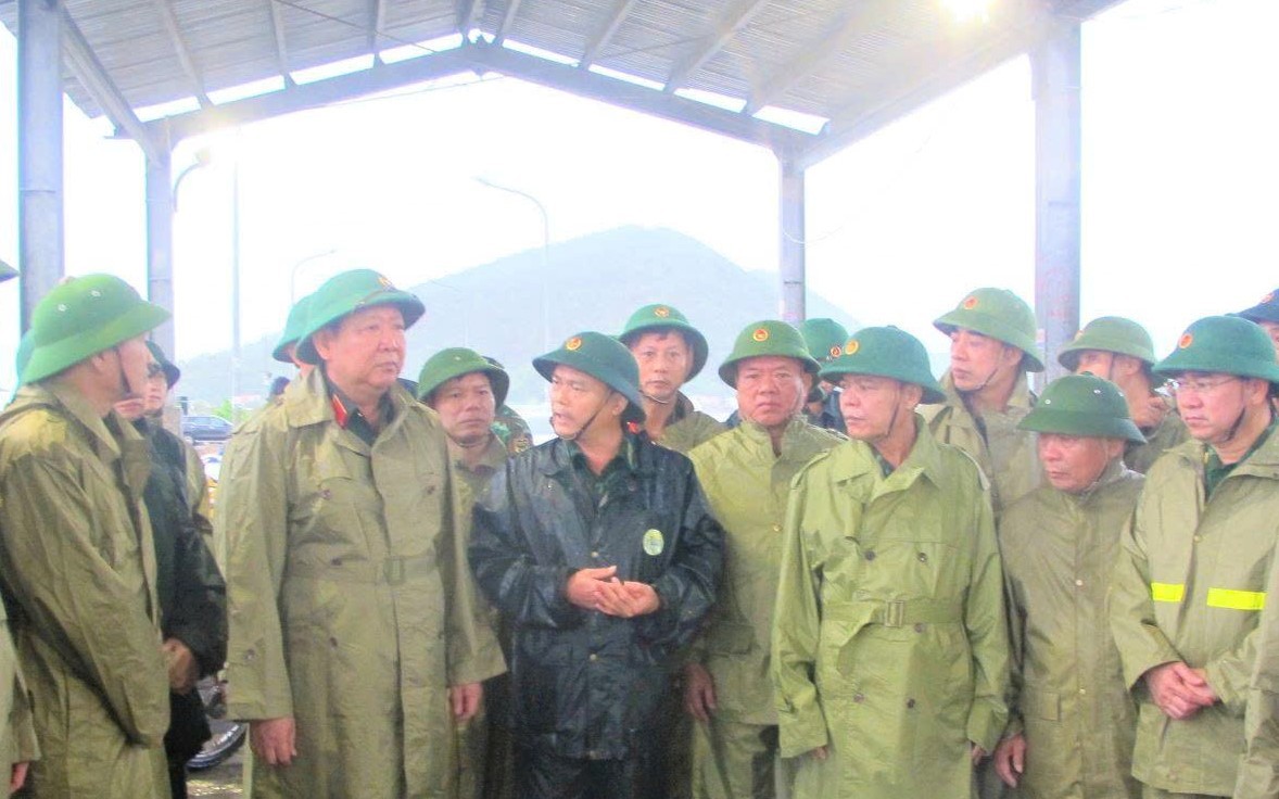 Đoàn công tác của Bộ Quốc phòng kiểm tra công tác ứng phó bão số 10 Bualoi
