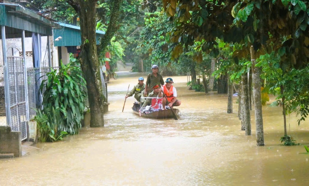 C&ocirc;ng an phối hợp sơ t&aacute;n gần 6.500 người d&acirc;n tới nơi tr&aacute;nh b&atilde;o số 10 Bualoi- Ảnh 2.