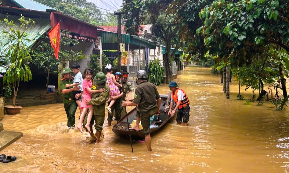 Phó Thủ tướng Trần Hồng Hà: Tuyệt đối không được chủ quan, lơ là với bão số 10 Bualoi - Ảnh 4.