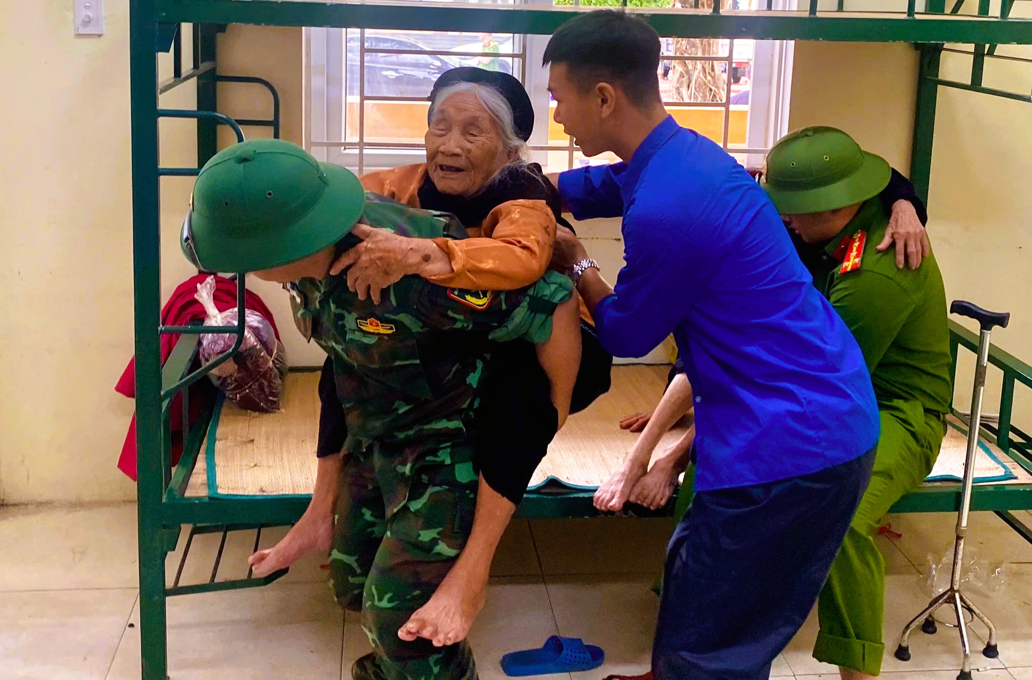 C&ocirc;ng an phối hợp sơ t&aacute;n gần 6.500 người d&acirc;n tới nơi tr&aacute;nh b&atilde;o số 10 Bualoi- Ảnh 3.