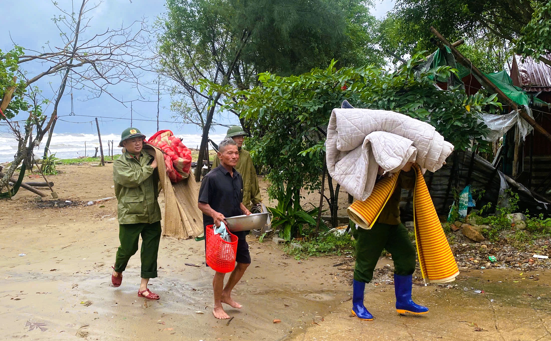 C&ocirc;ng an phối hợp sơ t&aacute;n gần 6.500 người d&acirc;n tới nơi tr&aacute;nh b&atilde;o số 10 Bualoi- Ảnh 6.