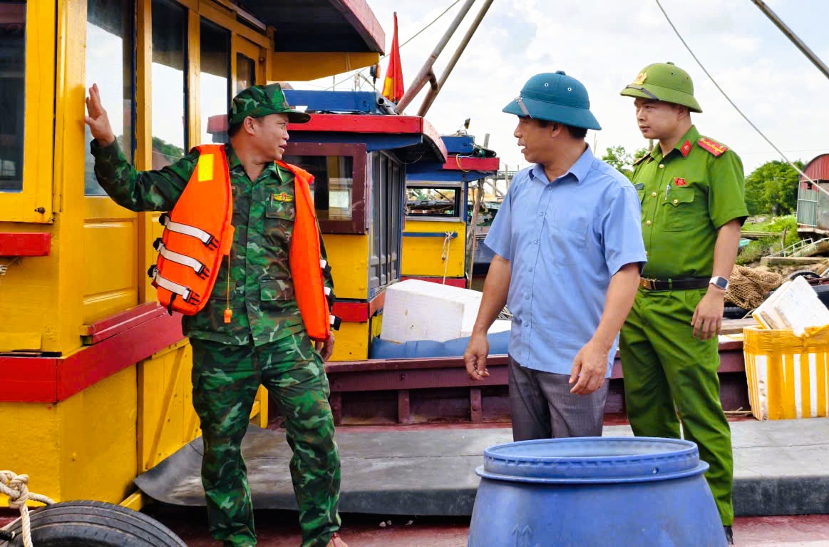 C&ocirc;ng an phối hợp sơ t&aacute;n gần 6.500 người d&acirc;n tới nơi tr&aacute;nh b&atilde;o số 10 Bualoi- Ảnh 8.