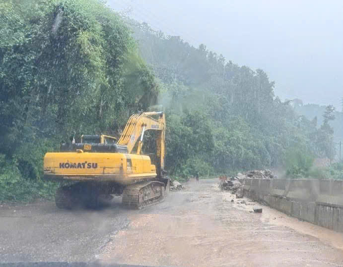 Sạt lở đèo Đại Ninh gây tắc đường dài trên Quốc lộ 28B - Ảnh 2.