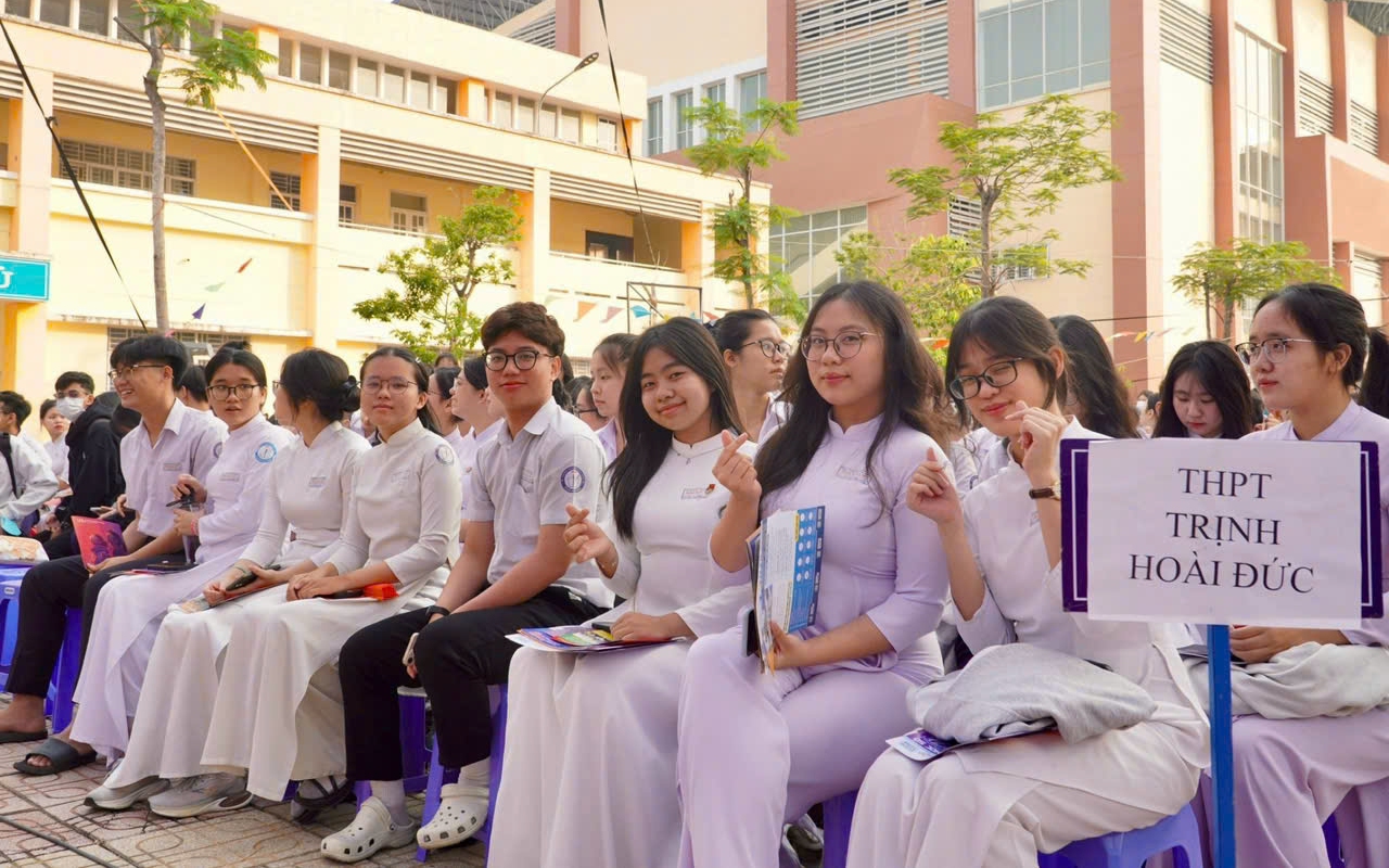 Sở GD-ĐT TP HCM nói về tình trạng những lớp học có sĩ số trên 50 học sinh - Ảnh 2.