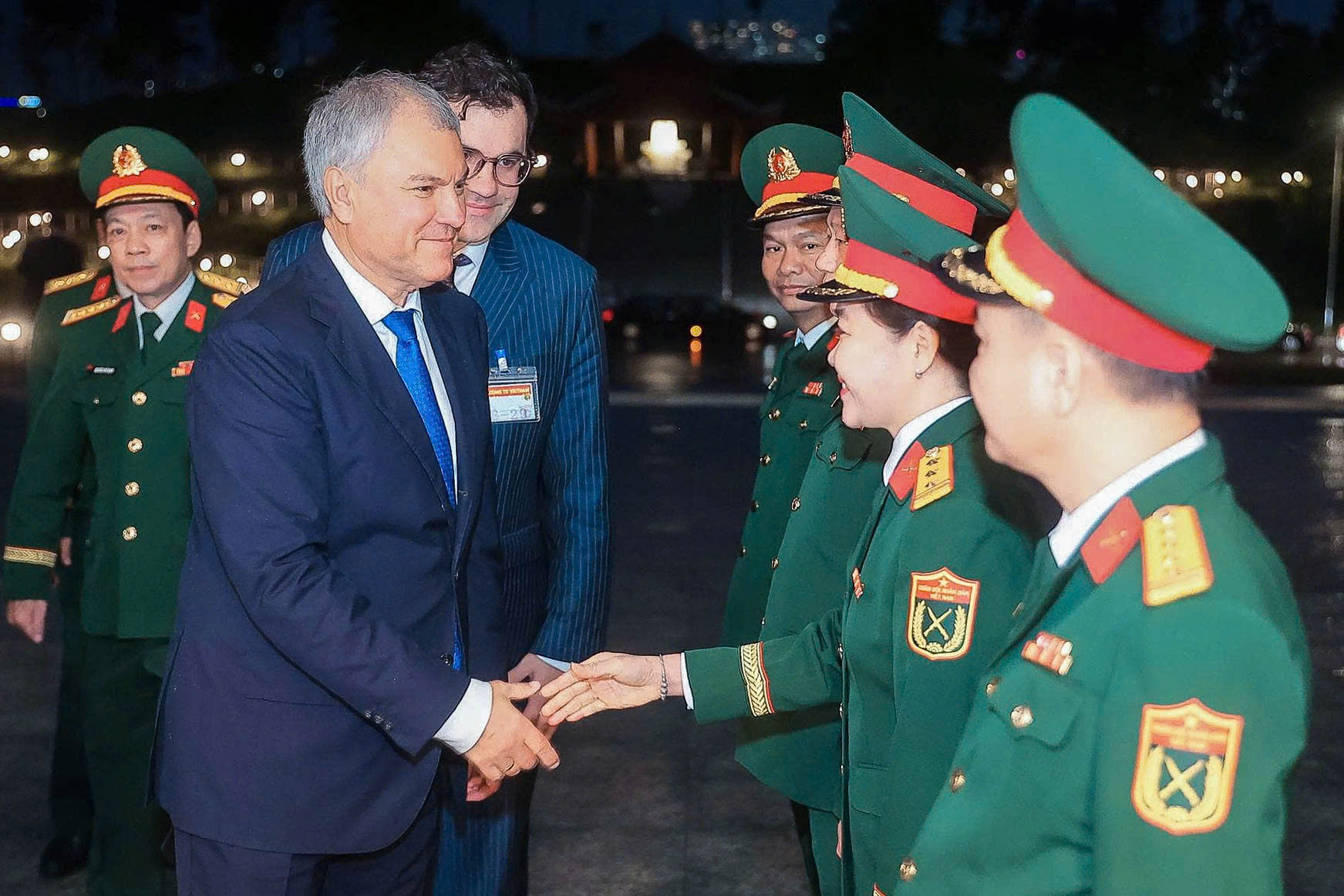 Chủ tịch Duma Quốc gia Nga thăm Bảo t&agrave;ng Lịch sử Qu&acirc;n sự Việt Nam - Ảnh 4.