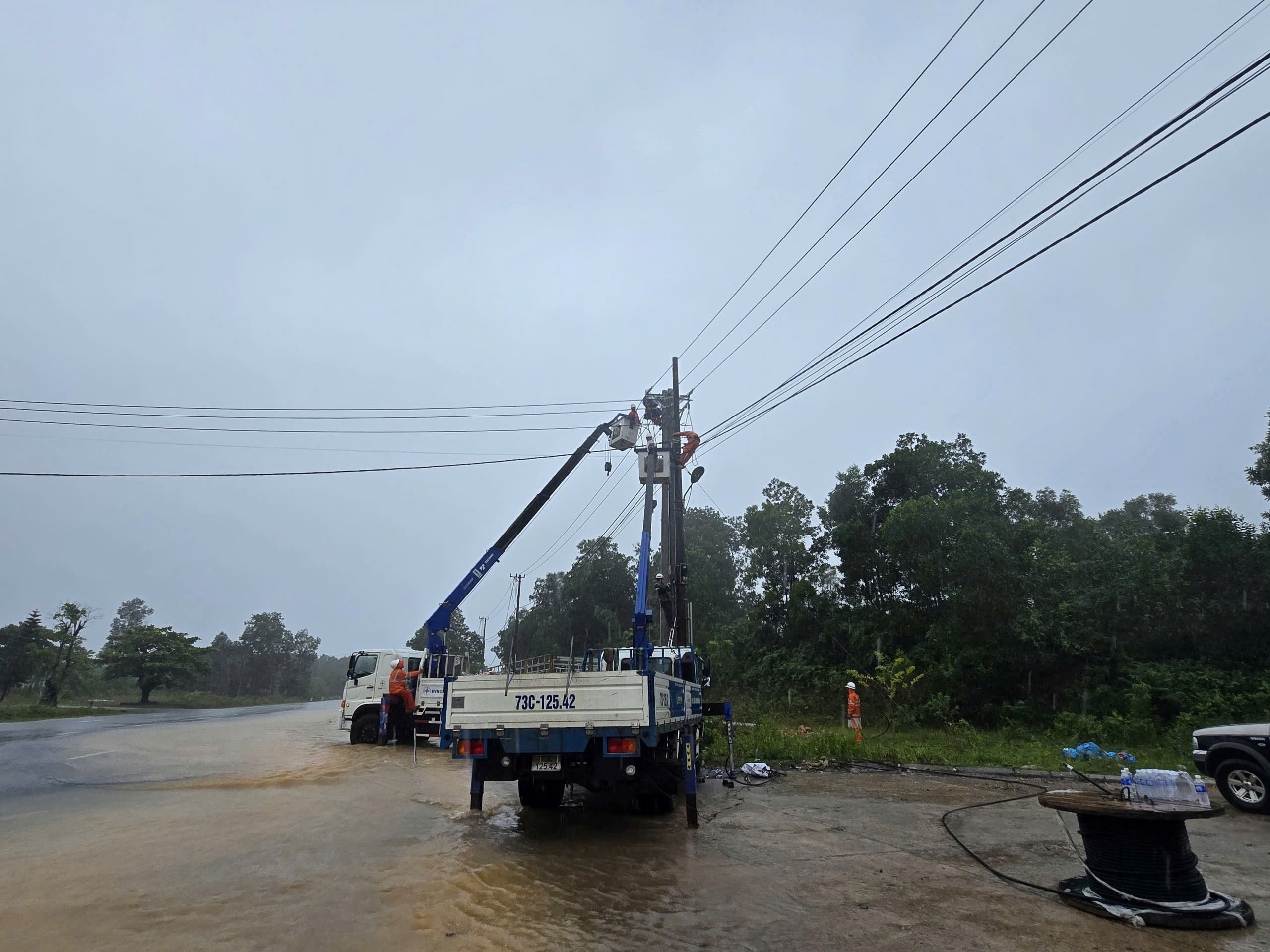 EVNCPC huy động gần 350 nh&acirc;n lực hỗ trợ Quảng Trị v&agrave; H&agrave; Tĩnh sau b&atilde;o số 10- Ảnh 3.
