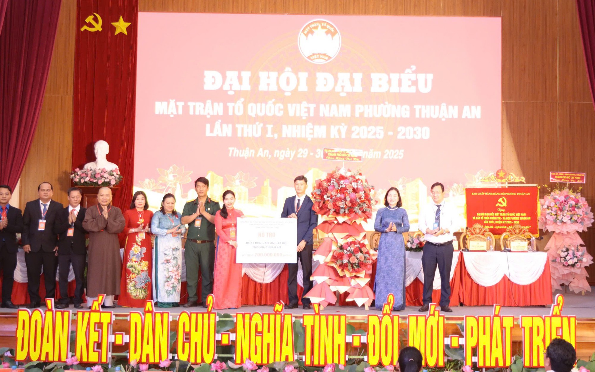 MTTQ Việt Nam TP HCM trao tặng phường Thuận An công trình an sinh xã hội 200 triệu đồng