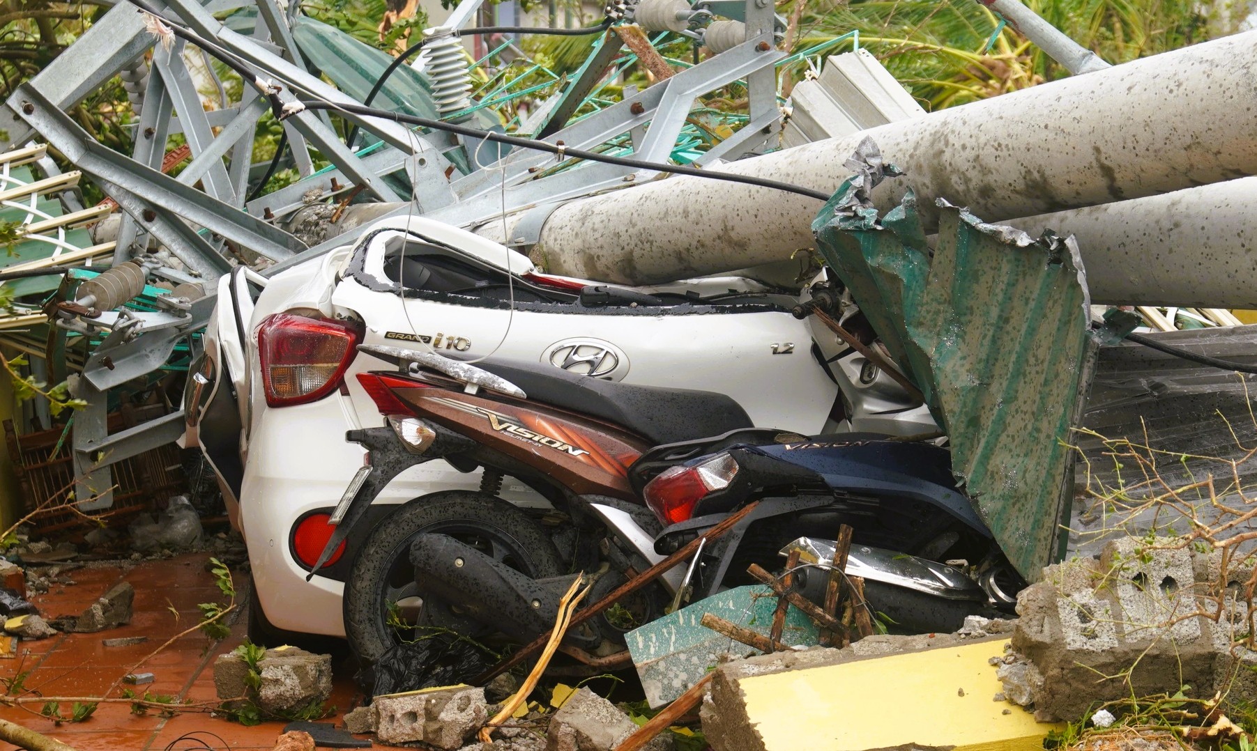 &Ocirc; t&ocirc; bị thổi bay, sập mố cầu ở Thanh H&oacute;a trong b&atilde;o số 10 - Ảnh 5.