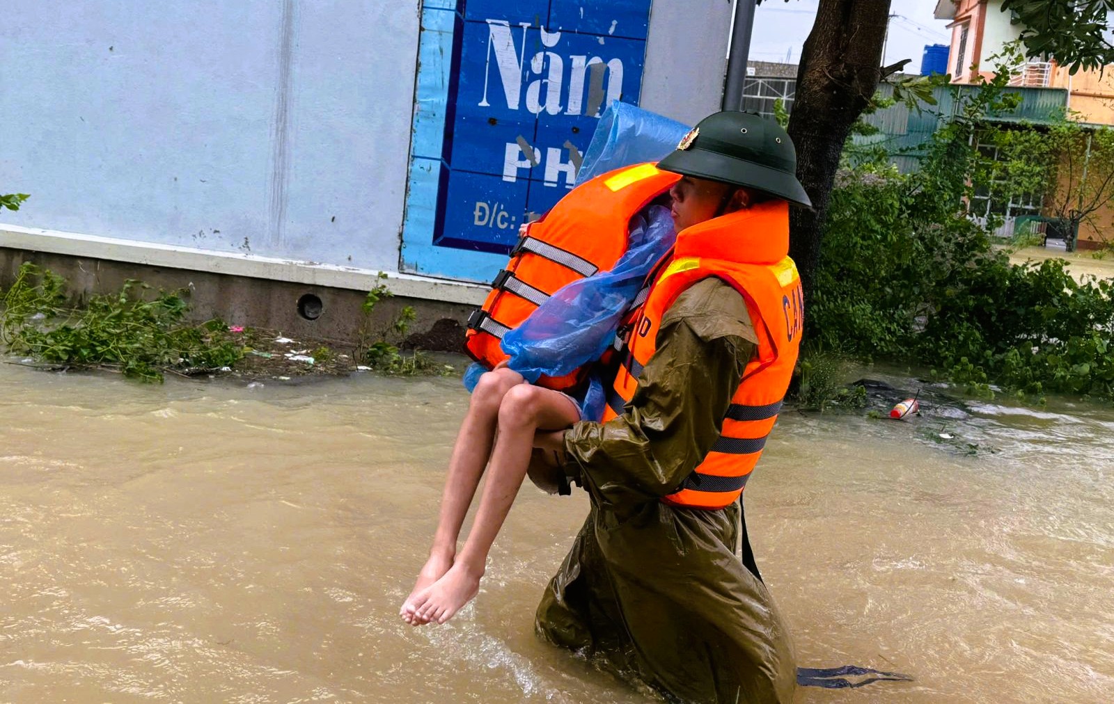 Cảnh s&aacute;t căng d&acirc;y, ng&acirc;m m&igrave;nh trong nước lũ giải cứu 22 người mắc kẹt trong b&atilde;o số 10- Ảnh 5.