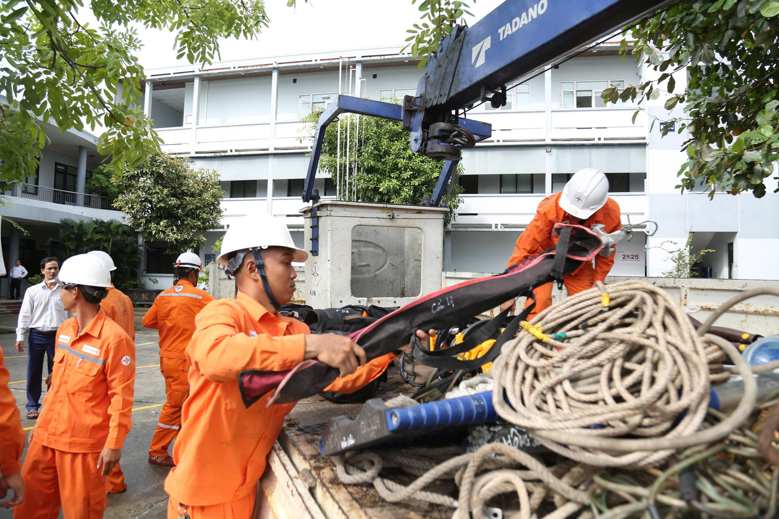 EVNCPC huy động gần 350 nh&acirc;n lực hỗ trợ Quảng Trị v&agrave; H&agrave; Tĩnh sau b&atilde;o số 10- Ảnh 4.