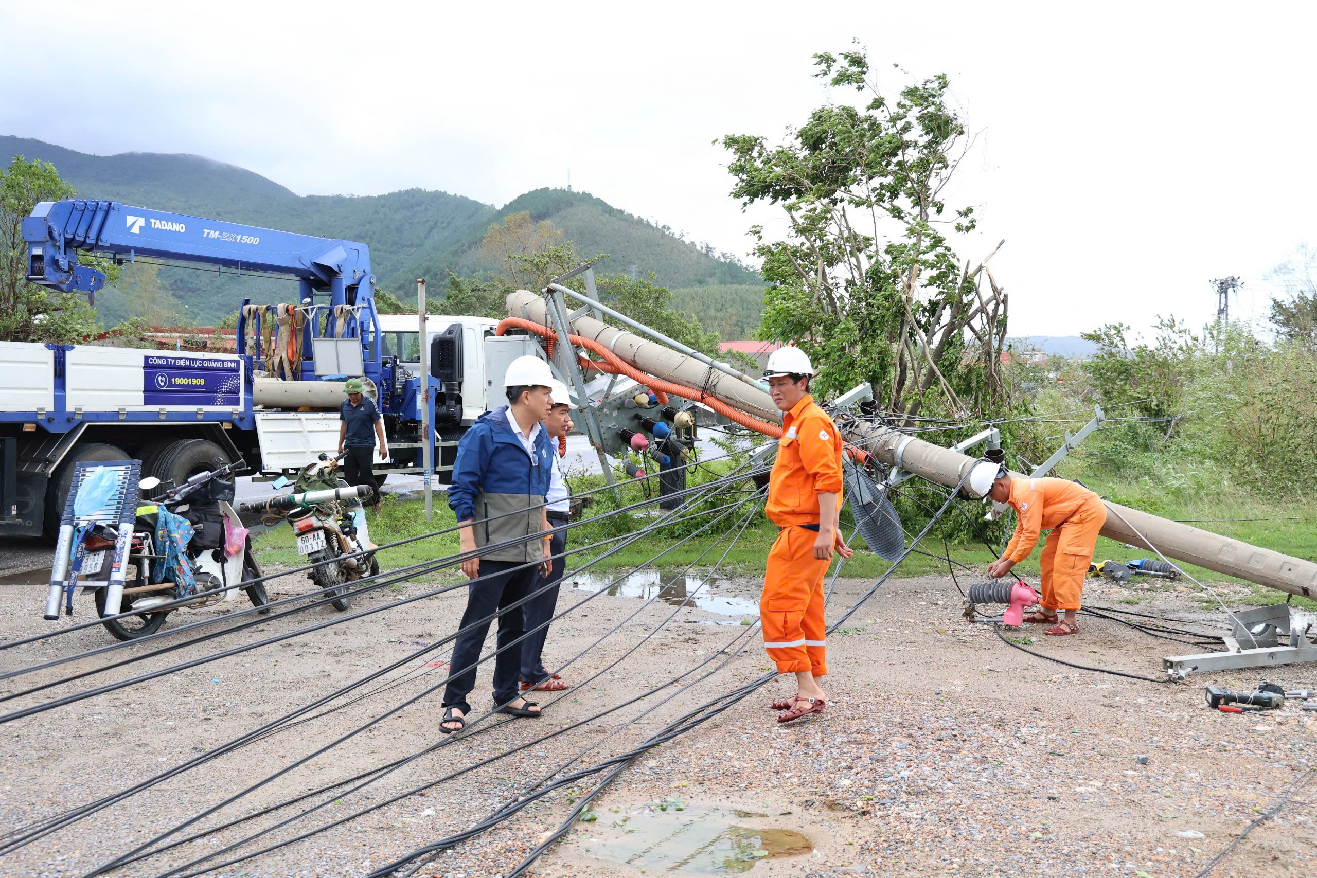 Bão số 10 ở Quảng Trị: Hơn 227.000 hộ mất điện, công nhân xuyên đêm khôi phục- Ảnh 4.