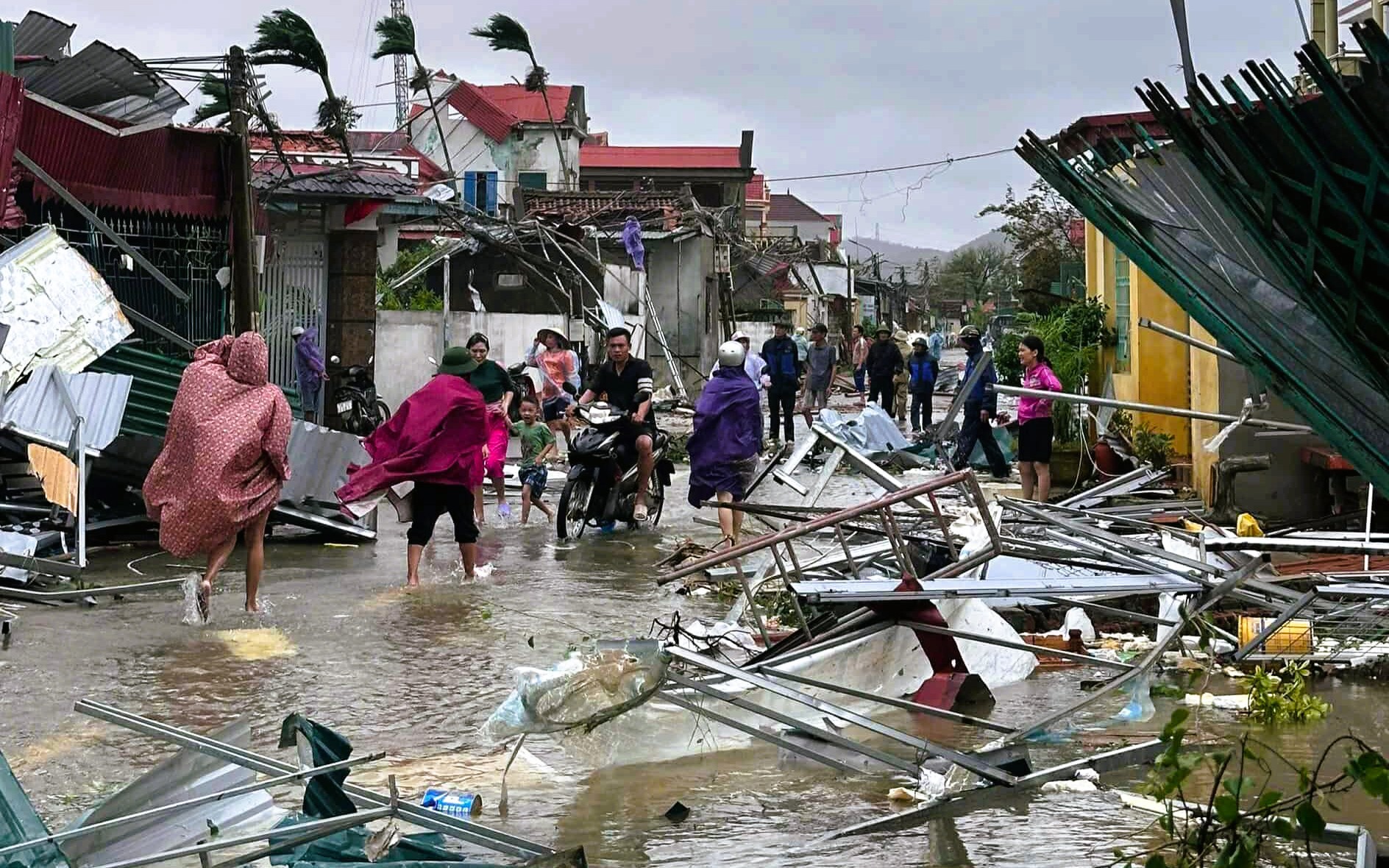 Lốc xoáy thổi bay nhiều mái nhà ở Thanh Hóa