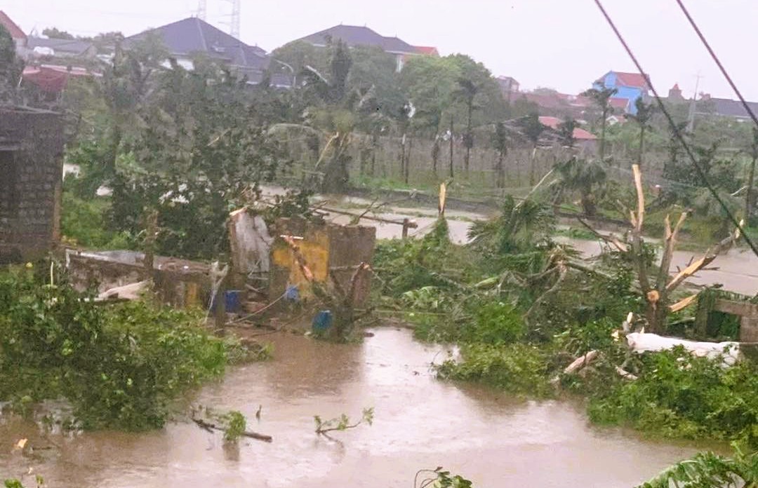 VIDEO: Lốc xo&aacute;y kinh ho&agrave;ng ở Ninh B&igrave;nh l&agrave;m 6 người chết, 7 người bị thương - Ảnh 1.