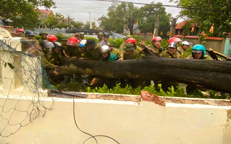 Tường sập trong bão số 10 đè thương vong cặp vợ chồng ở Thanh Hóa