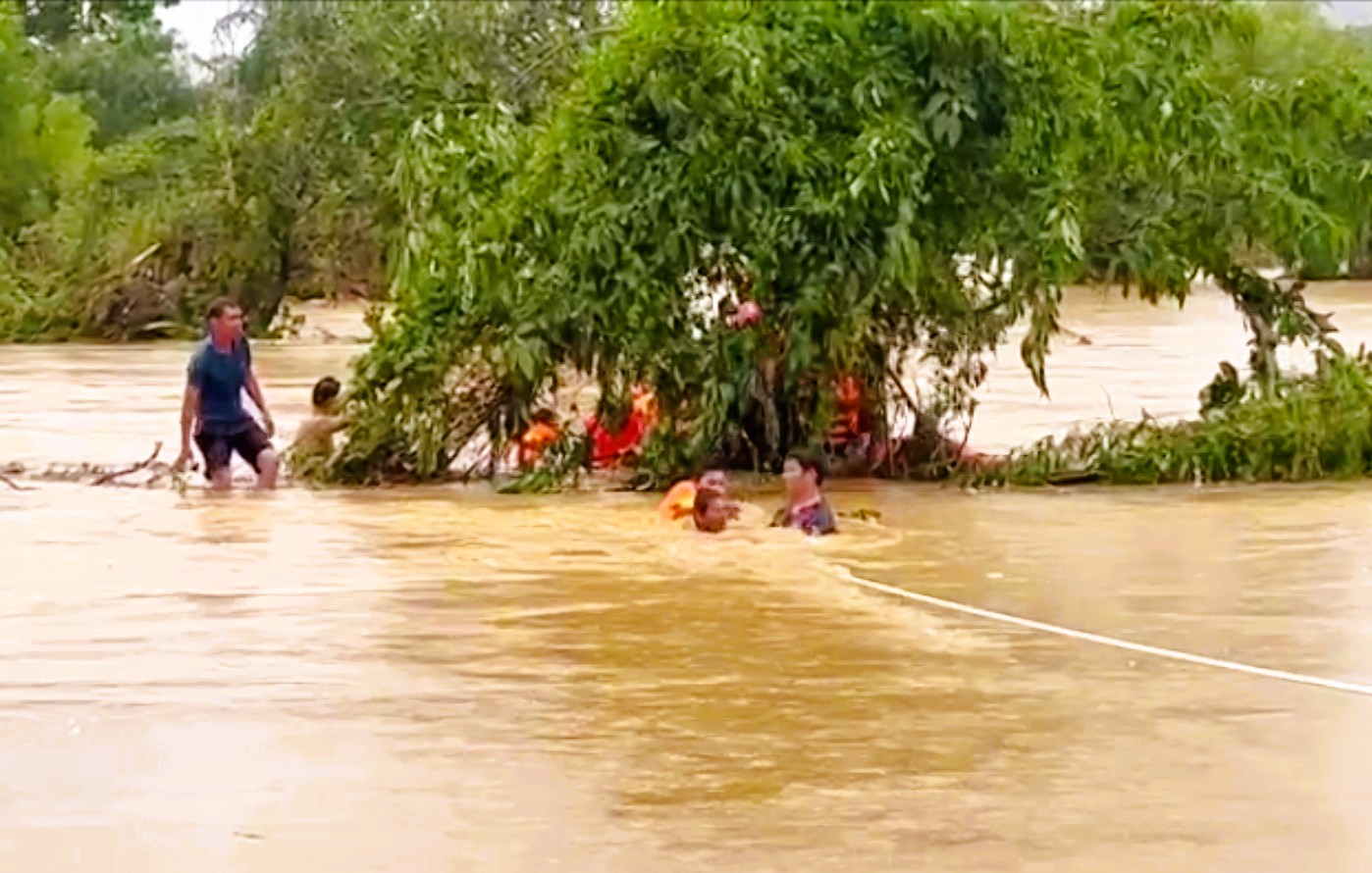 Cảnh s&aacute;t căng d&acirc;y, ng&acirc;m m&igrave;nh trong nước lũ giải cứu 22 người mắc kẹt trong b&atilde;o số 10- Ảnh 2.