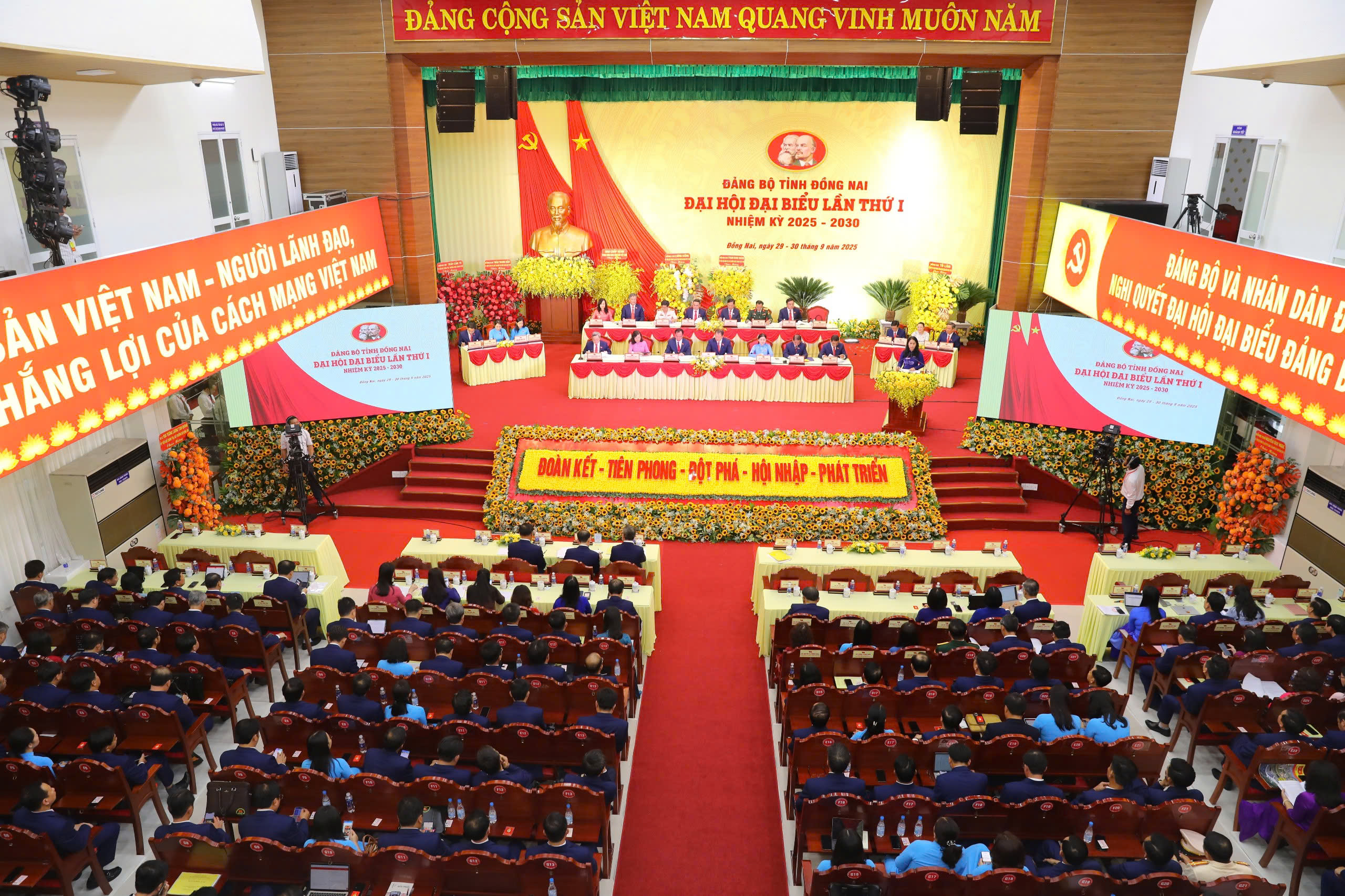 Phiên trù bị đại hội Đại biểu Đảng bộ tỉnh Đồng Nai lần thứ I , nhiệm kỳ 2025 - 2030 - Ảnh 1.