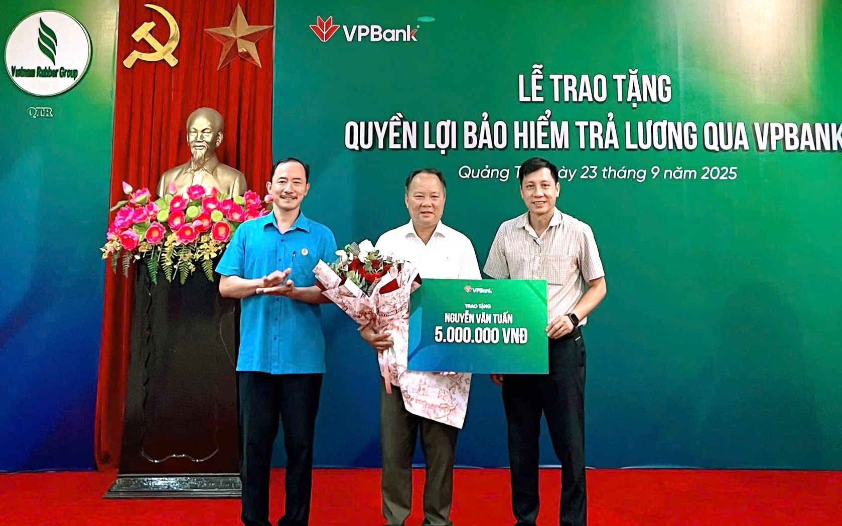 Người lao động nhận trợ cấp mất việc từ gói bảo hiểm VPBank