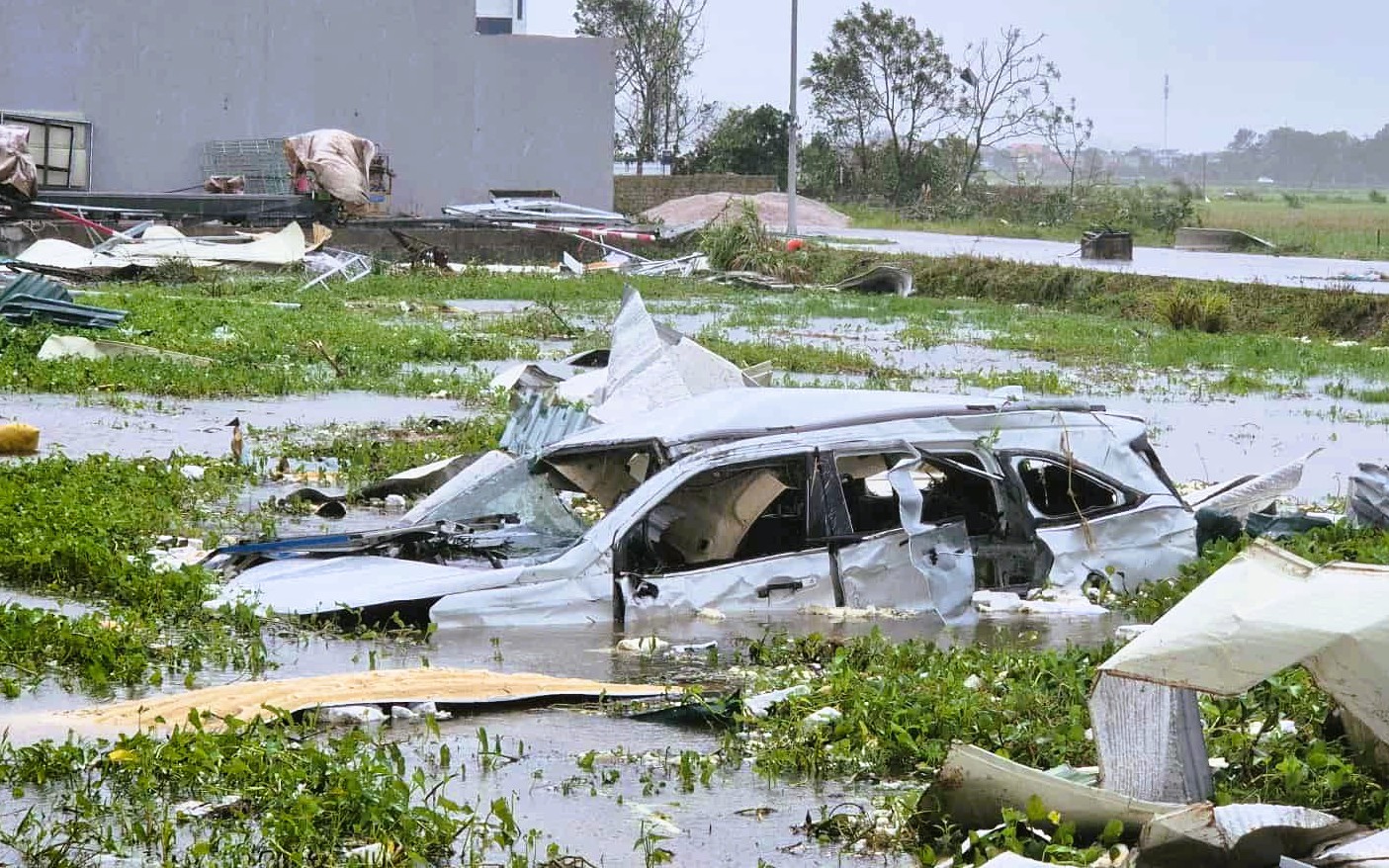 Ô tô bị thổi bay, sập mố cầu ở Thanh Hóa trong bão số 10