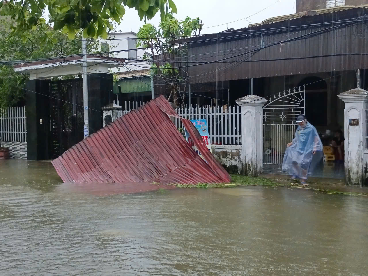VIDEO: H&agrave;ng loạt nh&agrave; d&acirc;n tốc m&aacute;i, t&ocirc;n bay la liệt sau khi b&atilde;o số 10 Bualoi quần thảo nhiều giờ- Ảnh 3.