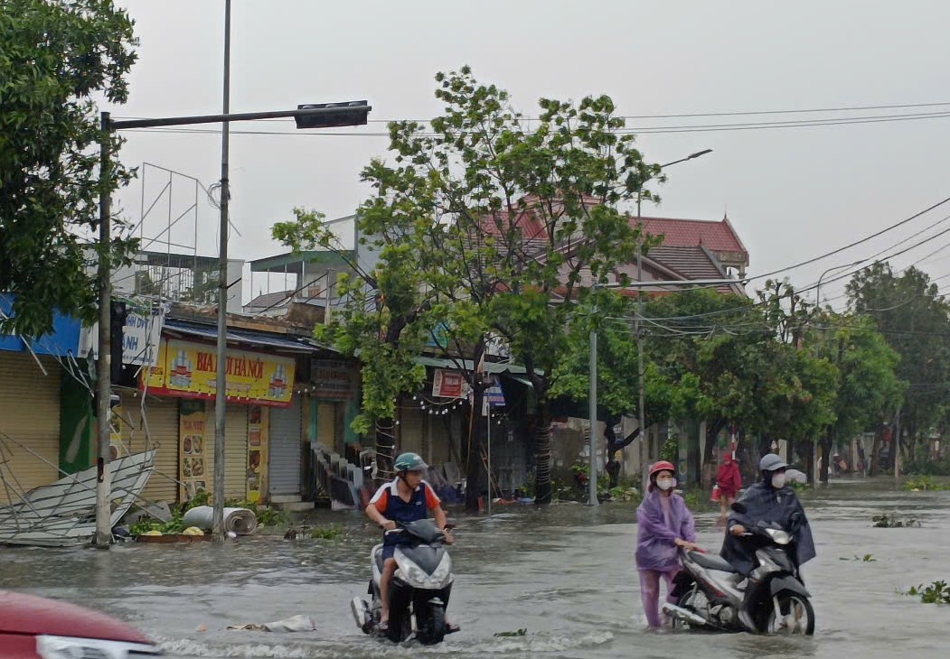 VIDEO: H&agrave;ng loạt nh&agrave; d&acirc;n tốc m&aacute;i, t&ocirc;n bay la liệt sau khi b&atilde;o số 10 Bualoi quần thảo nhiều giờ- Ảnh 10.