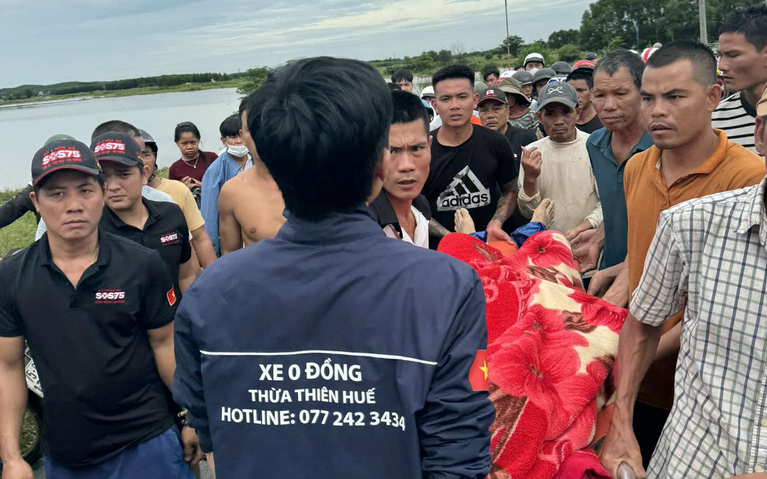 Không thấy bạn đi cà phê, bàng hoàng phát hiện thi thể ở ngoài đồng