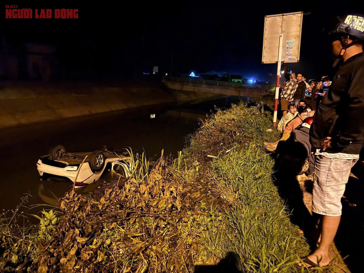 Thanh ni&ecirc;n tử vong trong &ocirc; t&ocirc; lật ngửa dưới mương nước - Ảnh 1.