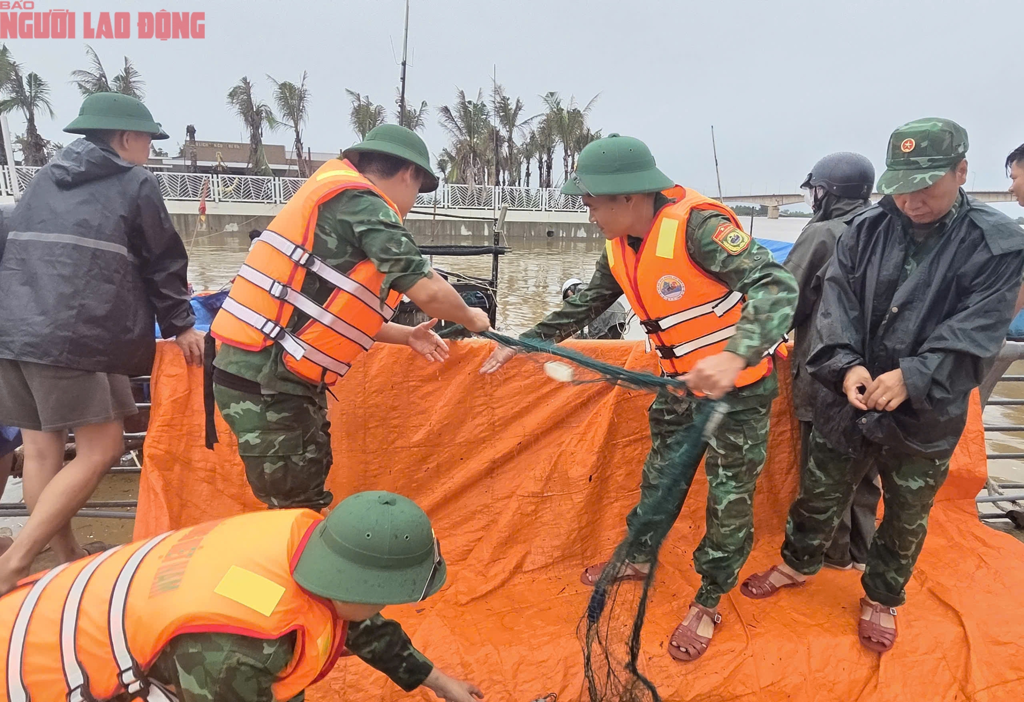 Tưởng b&atilde;o số 10 đi qua, 13 ngư d&acirc;n TP HCM trở lại t&agrave;u rồi gặp nạn - Ảnh 1.