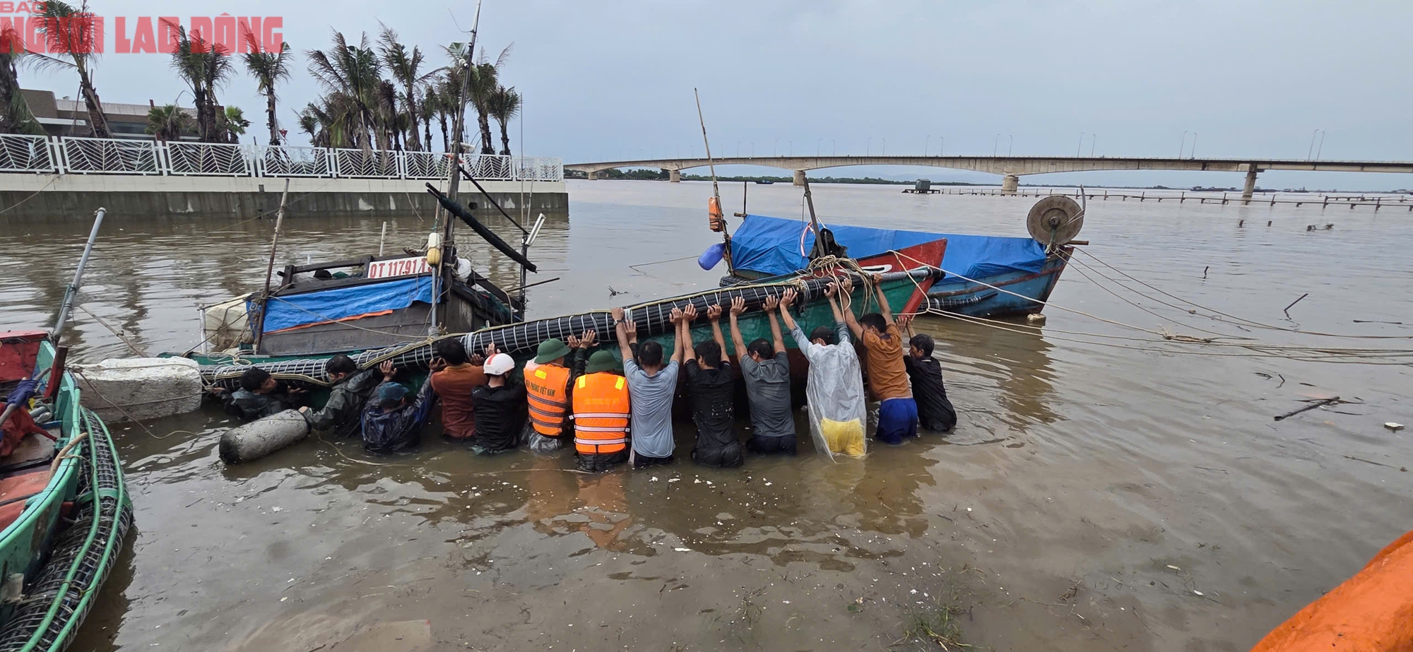 Tưởng b&atilde;o số 10 đi qua, 13 ngư d&acirc;n TP HCM trở lại t&agrave;u rồi gặp nạn - Ảnh 2.