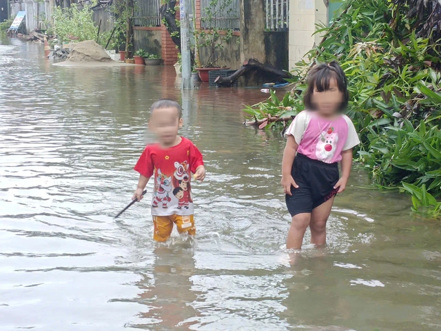 VIDEO: Bão số 10 Bualoi giật cấp 15 quét qua, nhiều nơi ngập chìm trong “biển” nước- Ảnh 1.