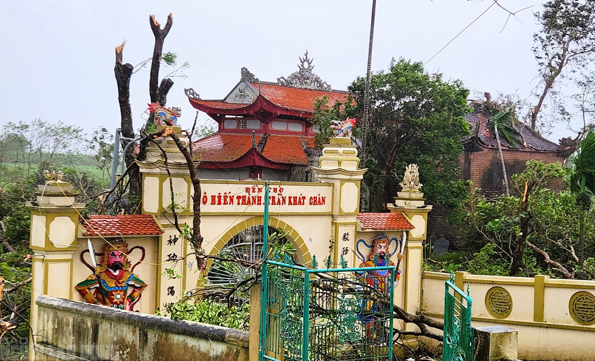 Hiện trường tan hoang sau trận lốc xo&aacute;y kinh ho&agrave;ng ở Thanh H&oacute;a- Ảnh 10.