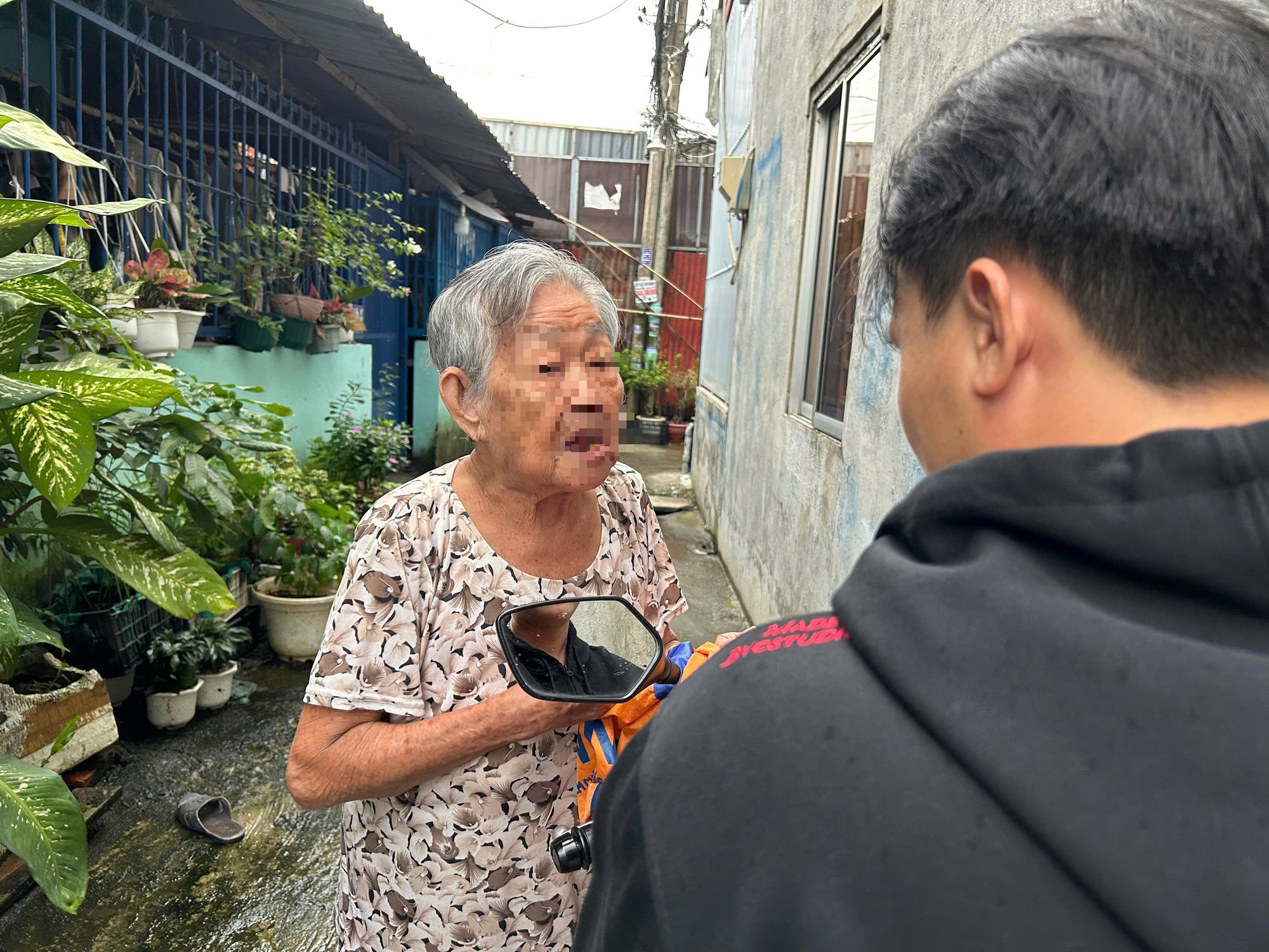 Người phụ nữ rải "bột lạ" xuống đường ở TP HCM có dấu hiệu bị bệnh tâm thần - Ảnh 1.