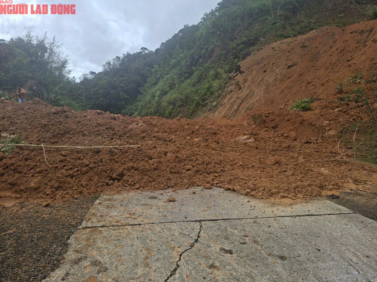 Sạt lở đất nghiêm trọng trên đường Hồ Chí Minh nhánh Tây sau bão số 10 - Ảnh 1.