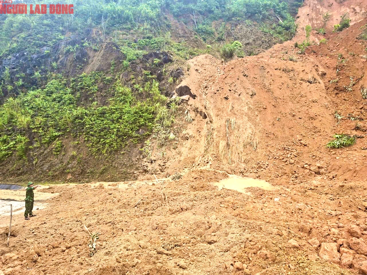 Sạt lở đất nghiêm trọng trên đường Hồ Chí Minh nhánh Tây sau bão số 10 - Ảnh 4.