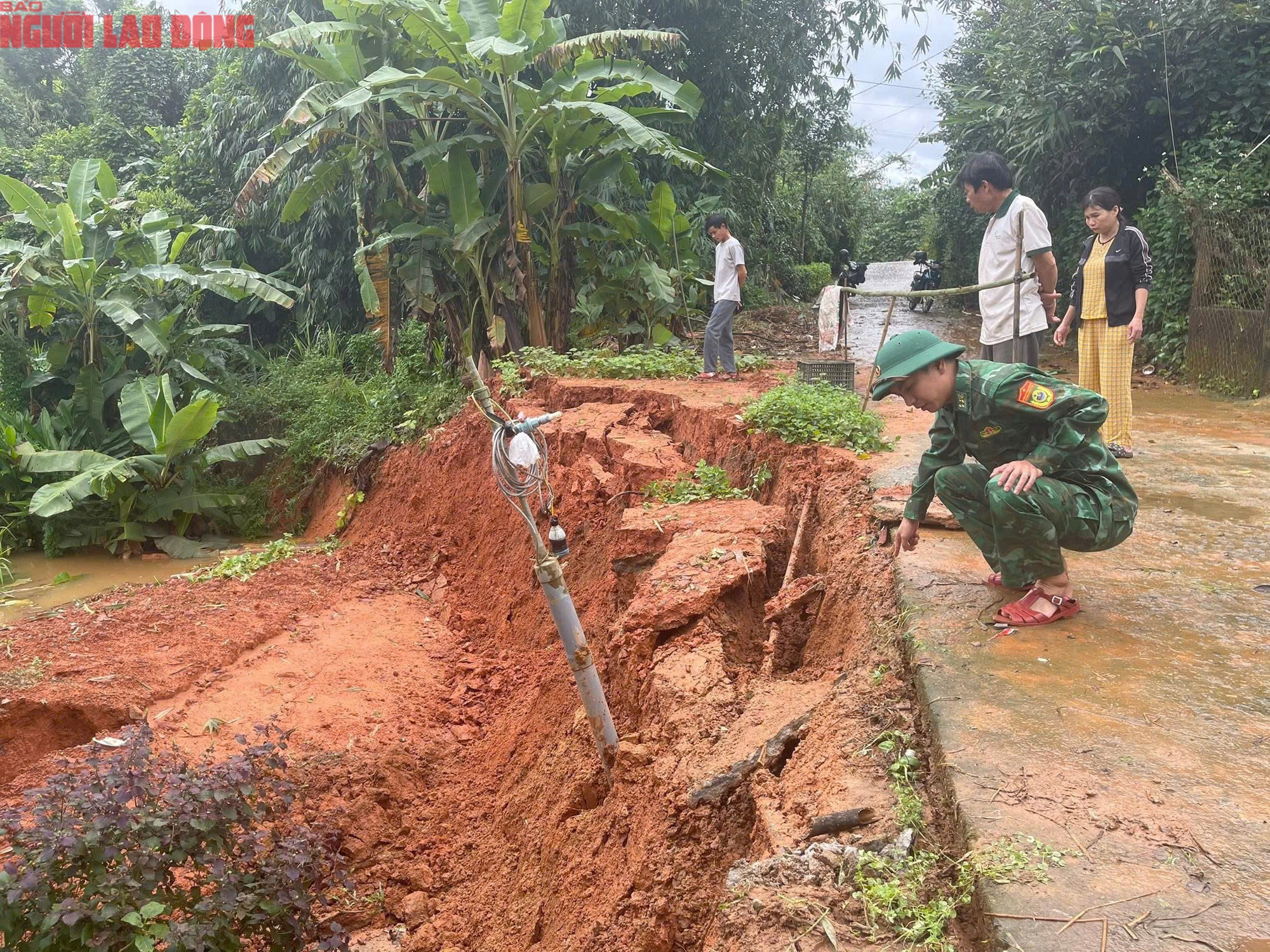 Sạt lở đất nghiêm trọng trên đường Hồ Chí Minh nhánh Tây sau bão số 10 - Ảnh 5.