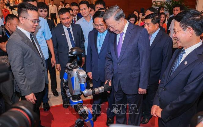 Tổng Bí thư: Ngành Khoa học và Công nghệ tiếp tục 
tiên phong đưa Việt Nam vững bước đi lên