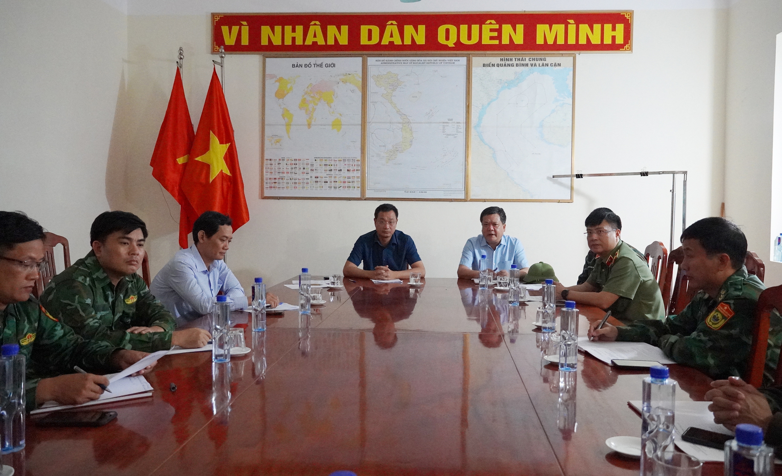 Chủ tịch tỉnh Quảng Trị trực tiếp chỉ huy tìm kiếm 9 ngư dân mất tích ở cửa Gianh - Ảnh 1.