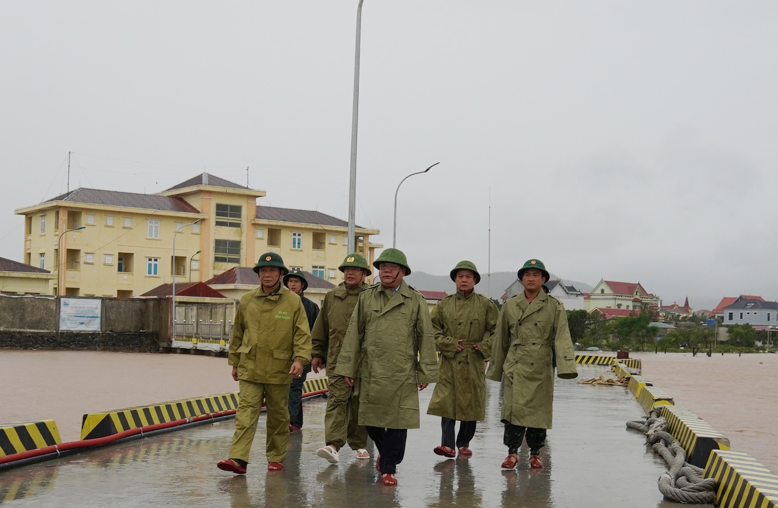 Chủ tịch tỉnh Quảng Trị trực tiếp chỉ huy tìm kiếm 9 ngư dân mất tích ở cửa Gianh - Ảnh 2.