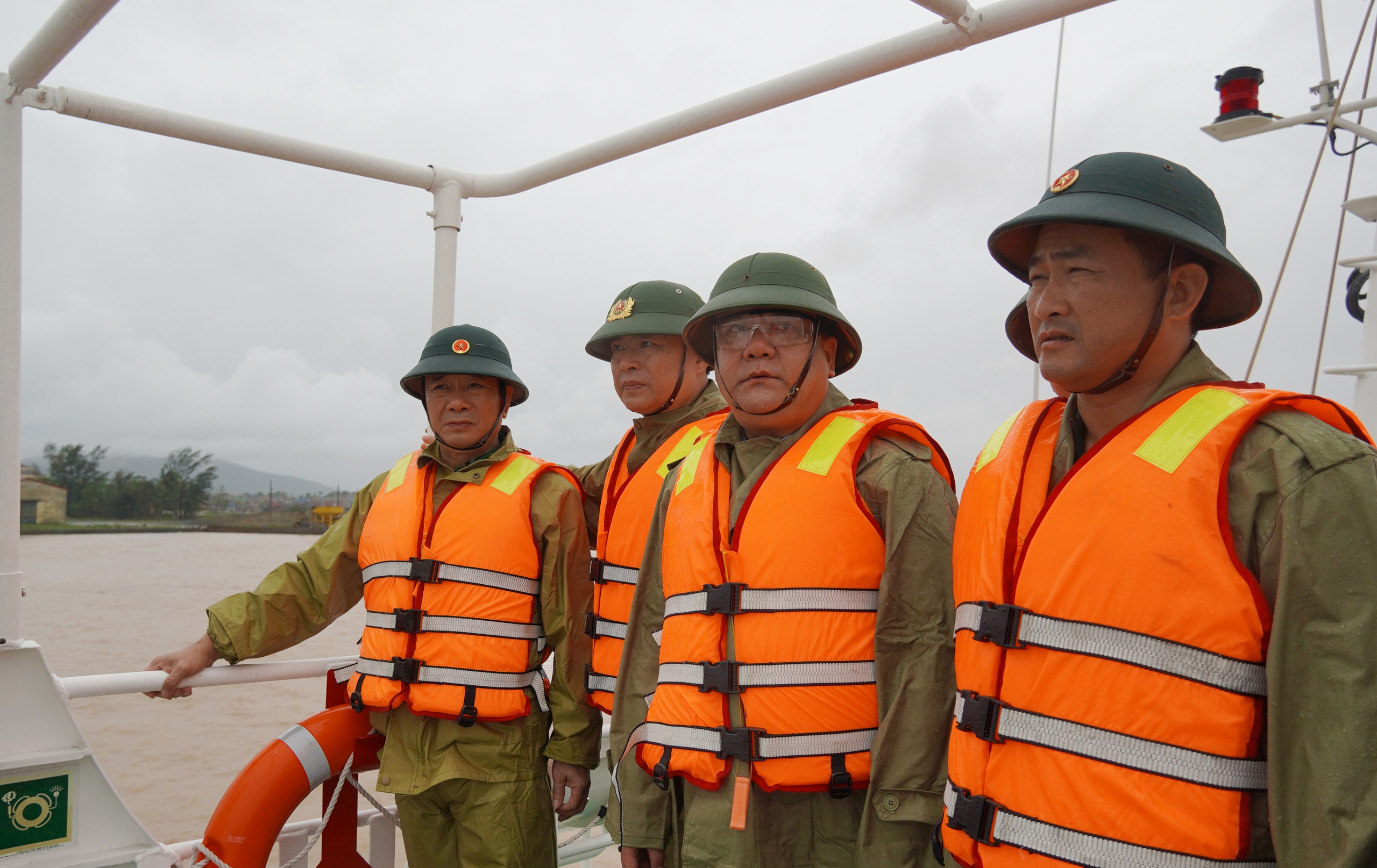 Chủ tịch tỉnh Quảng Trị trực tiếp chỉ huy tìm kiếm 9 ngư dân mất tích ở cửa Gianh - Ảnh 3.