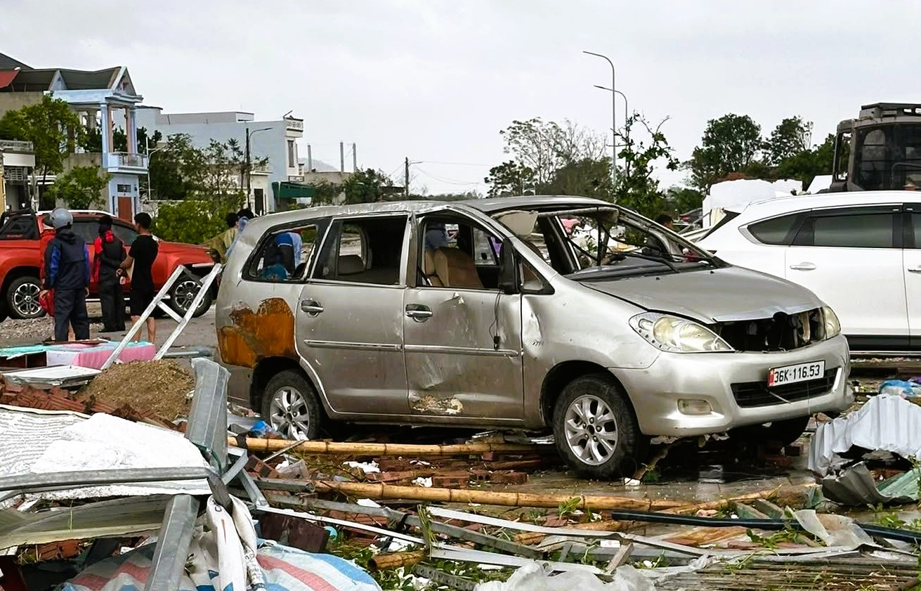 &Ocirc; t&ocirc; bị thổi bay, sập mố cầu ở Thanh H&oacute;a trong b&atilde;o số 10 - Ảnh 6.