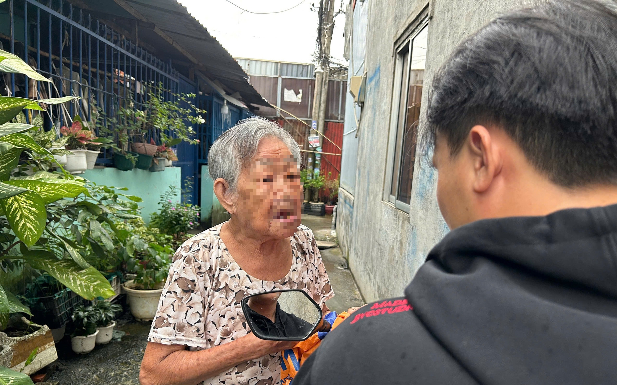 Người phụ nữ rải "bột lạ" xuống đường: Cơ quan chức năng làm việc với người thân