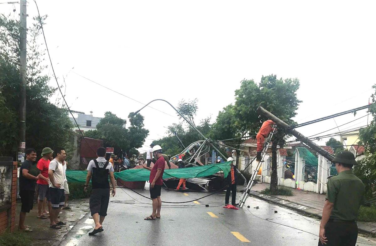 D&ocirc;ng lốc Hải Ph&ograve;ng l&agrave;m 8 người bị thương v&agrave; 202 nh&agrave; d&acirc;n bị tốc m&aacute;i - Ảnh 1.