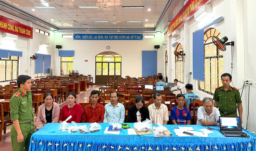 Bắt 8 đối tượng tổ chức đ&aacute;nh bạc trong rừng keo ở Gia Lai - Ảnh 1.