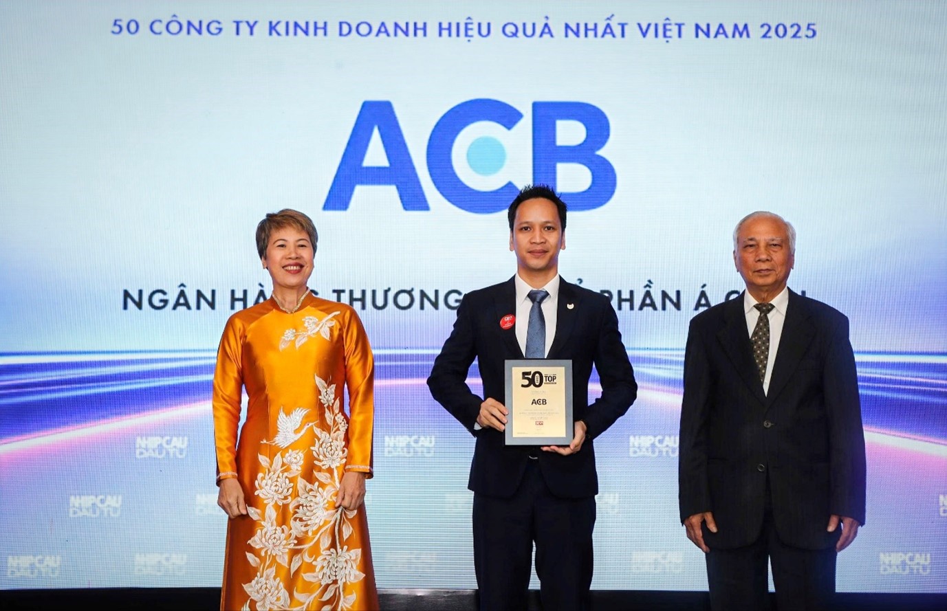 ACB lần thứ 9 được vinh danh "50 công ty kinh doanh hiệu quả nhất Việt Nam"- Ảnh 1.