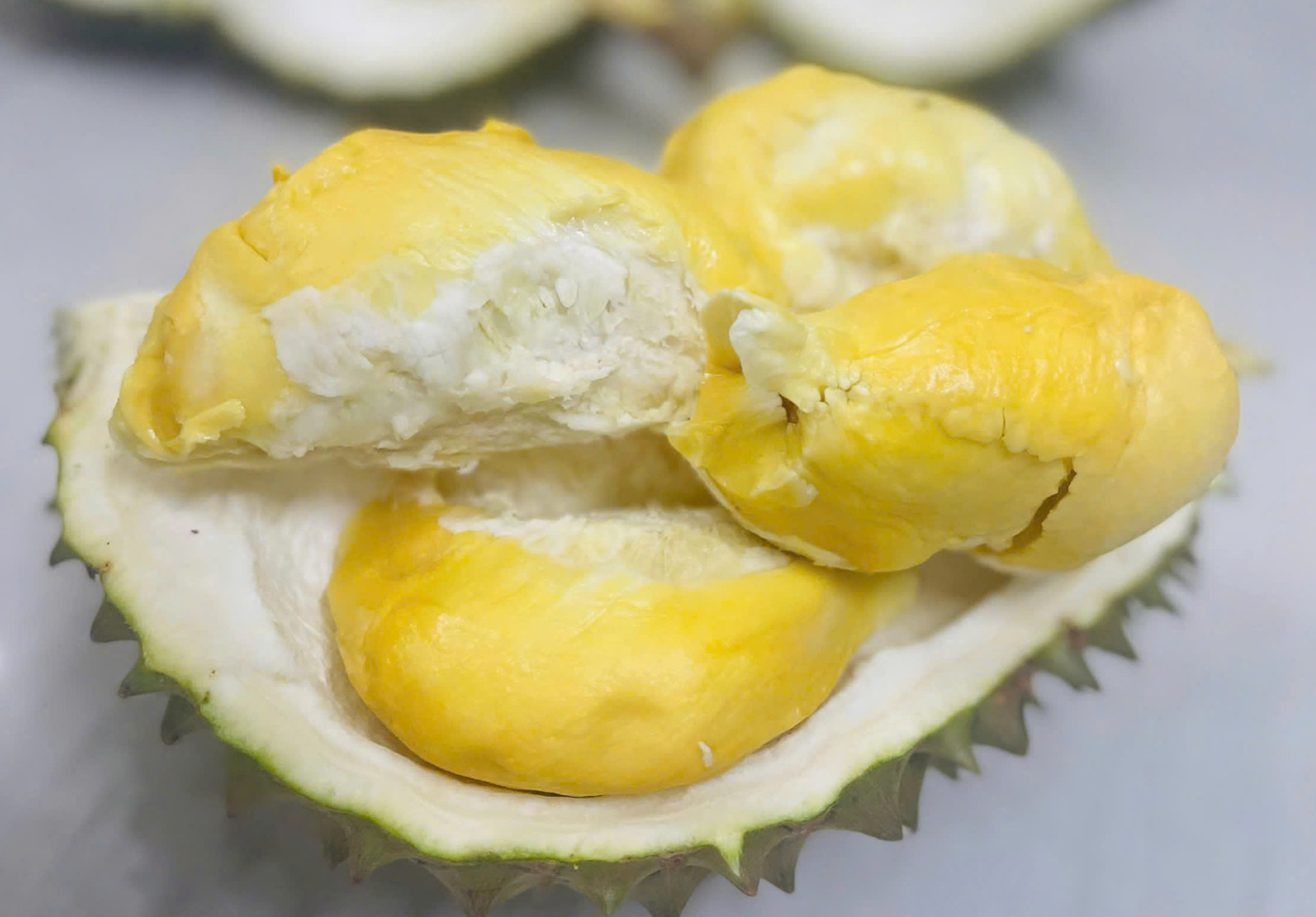 L&atilde;o n&ocirc;ng miền T&acirc;y trồng sầu ri&ecirc;ng lạ, gi&aacute; 700.000 đồng/kg thu h&uacute;t người ti&ecirc;u d&ugrave;ng - Ảnh 2.