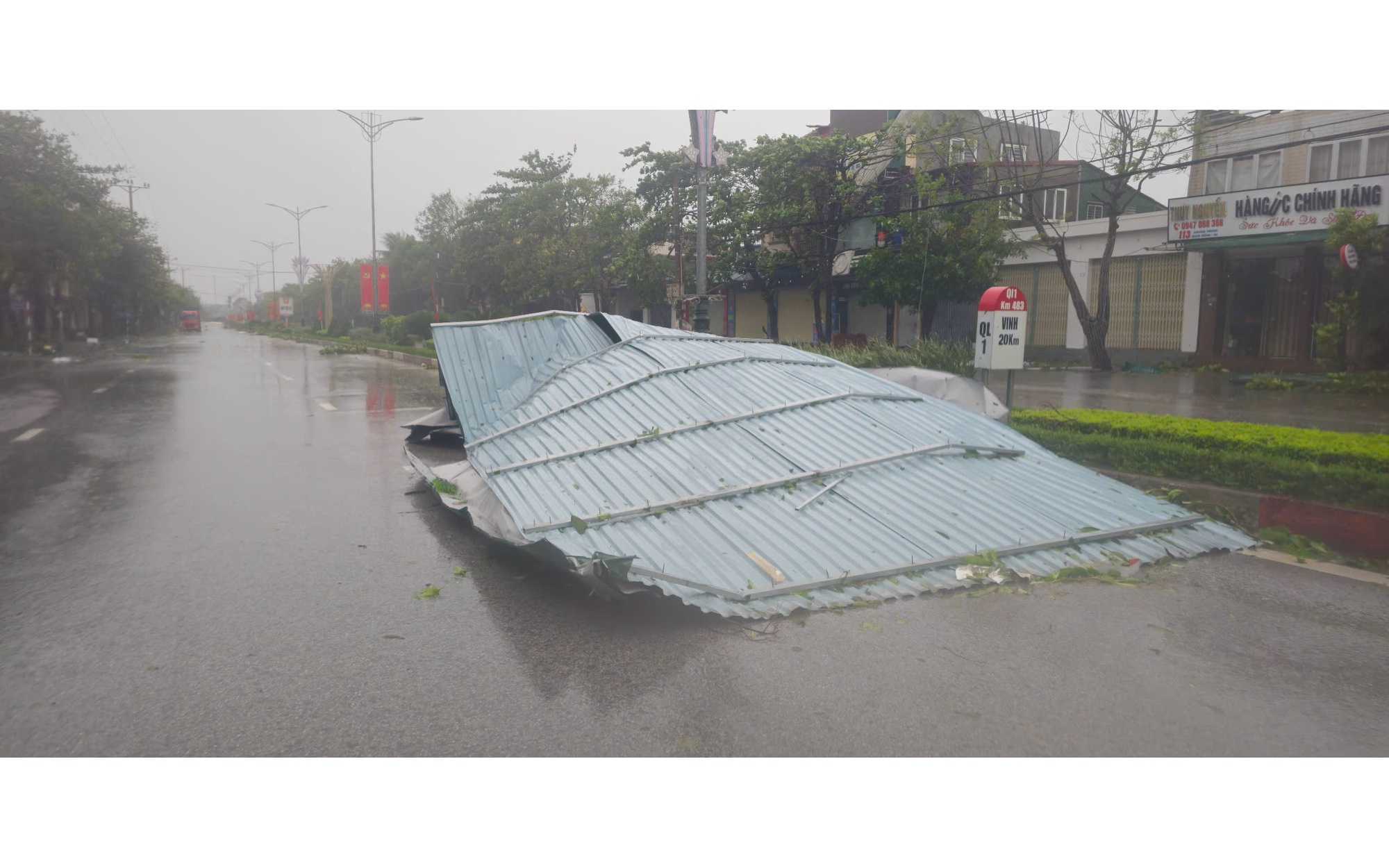X&oacute;t xa b&ecirc;n những căn nh&agrave; tan hoang do b&atilde;o số 10 Bualoi - Ảnh 12.