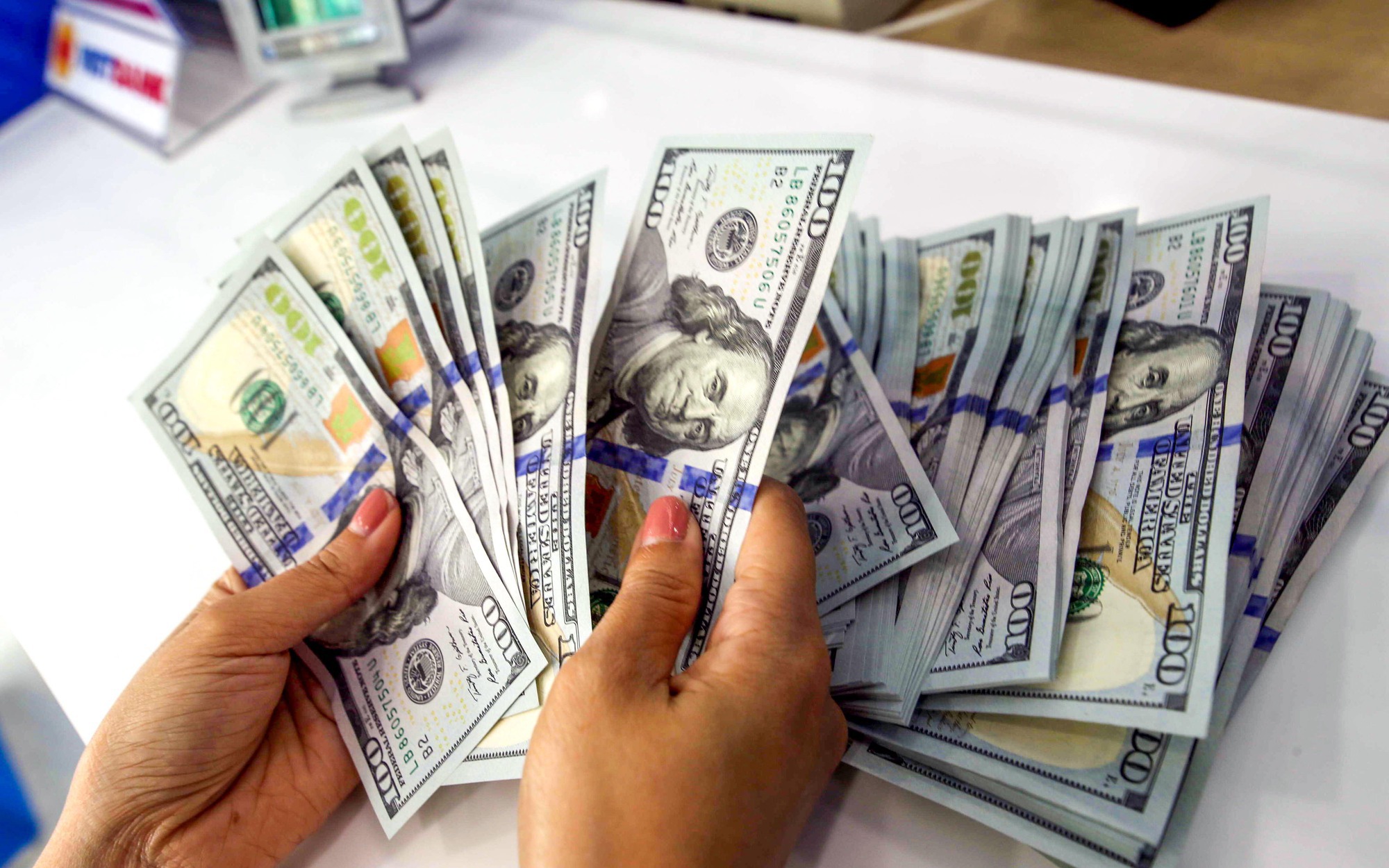 Vì sao tỉ giá tại Việt Nam tăng nhanh dù đồng USD quốc tế mất giá?